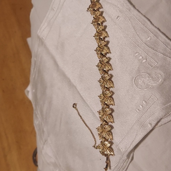 Vintage Crown Trifari Leaf Link Bracelet Brushed Gold Tone Leaves - Picture 4 of 6